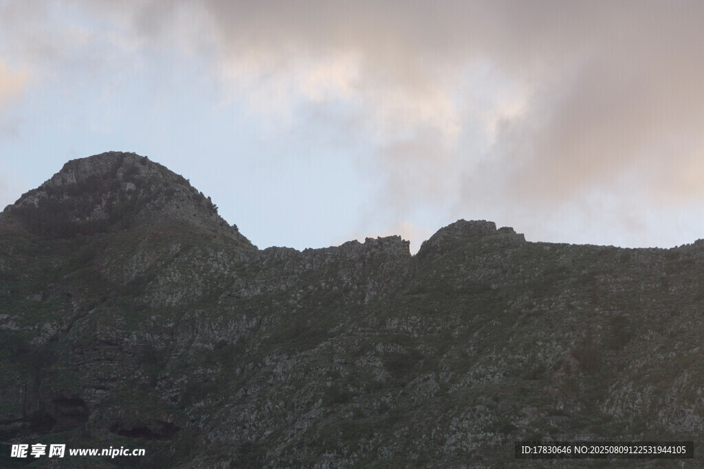山峦与天边云霞美景