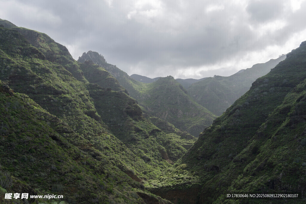 山峦叠翠的壮美自然景观