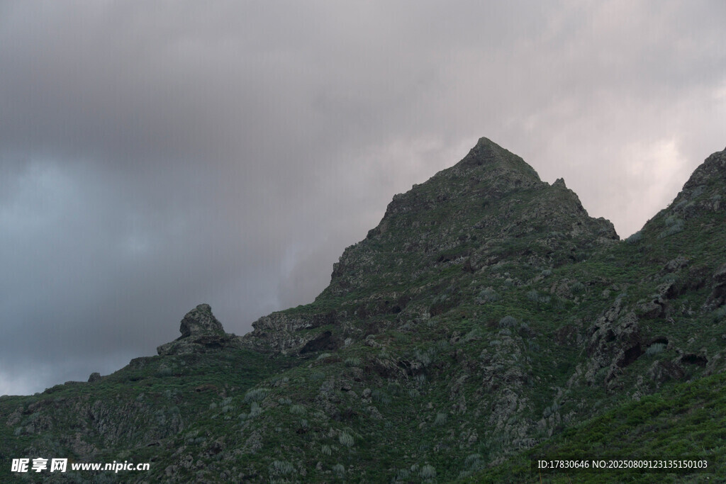 云雾缭绕的峻峭山峰