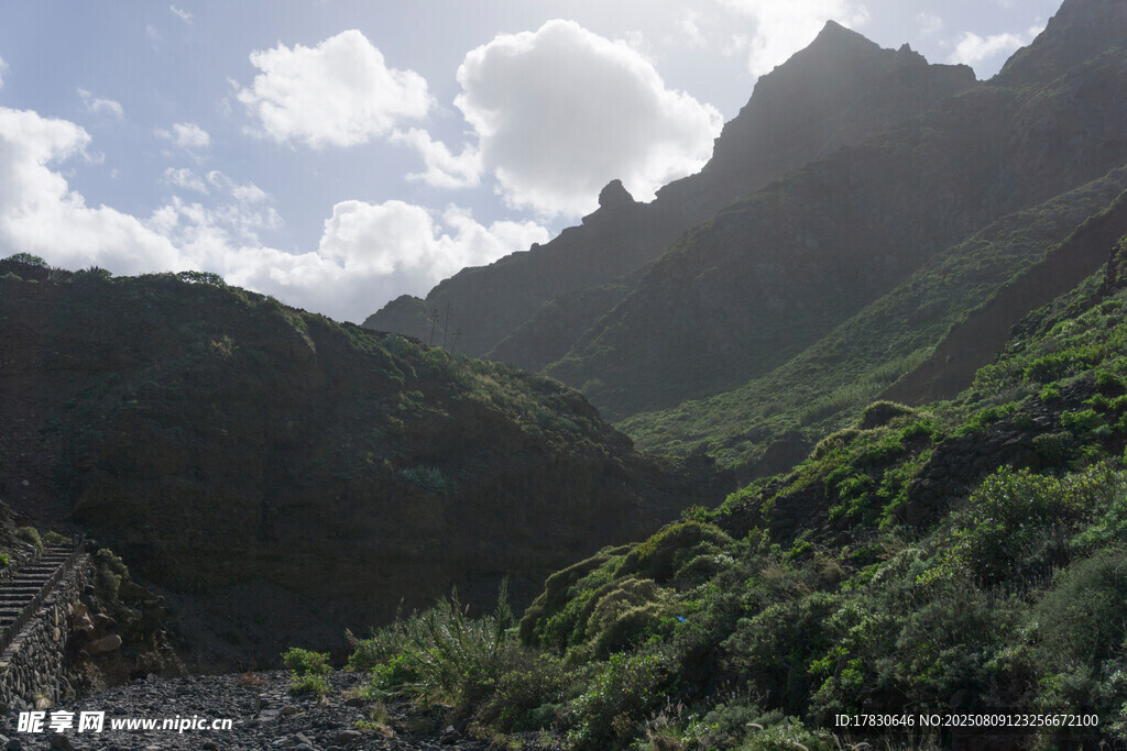 青山峻岭间的秀丽风光