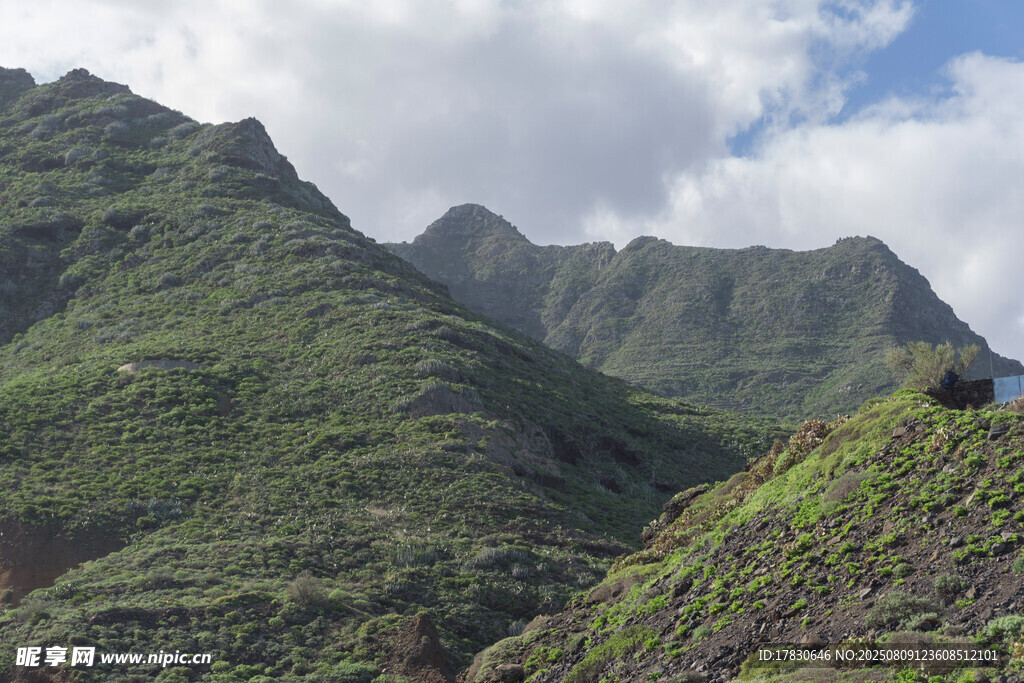 翠绿山峦与蓝天白云美景