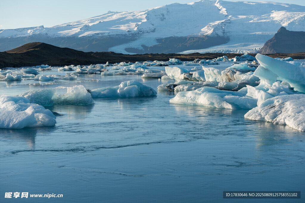 冰川浮于水面的壮丽景象