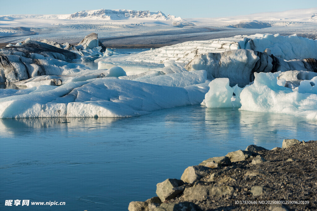 冰川湖畔美景