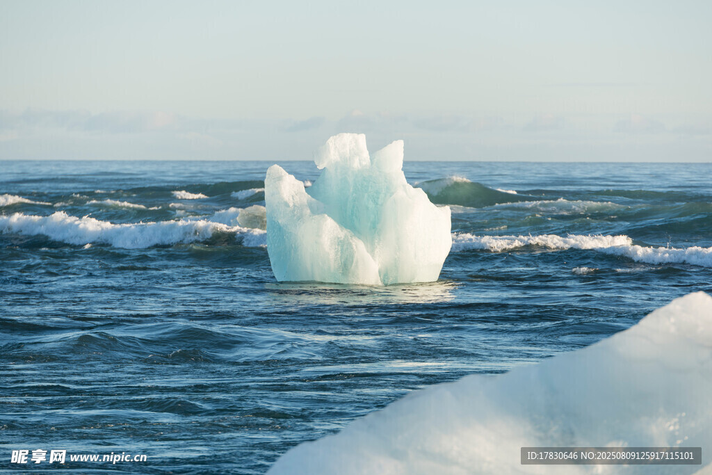 海上漂浮的巨大冰山
