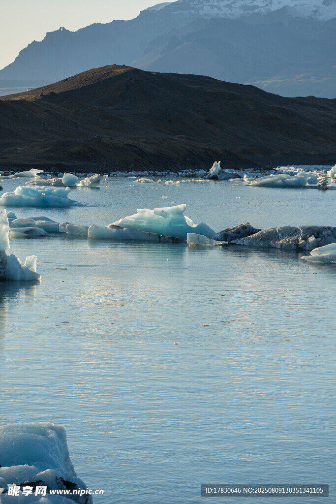 冰川漂浮于宁静湖水之上