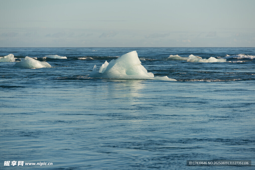 海上漂浮的巨大冰山