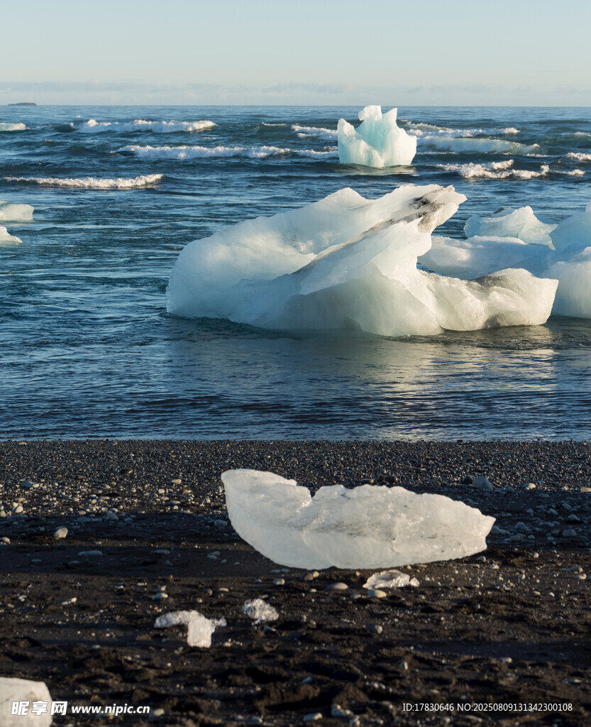 海岸边的漂浮冰块