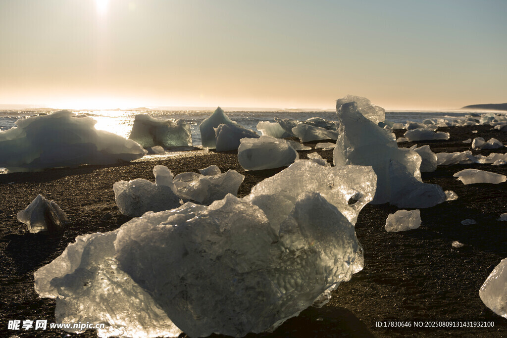 阳光下的极地冰川景观