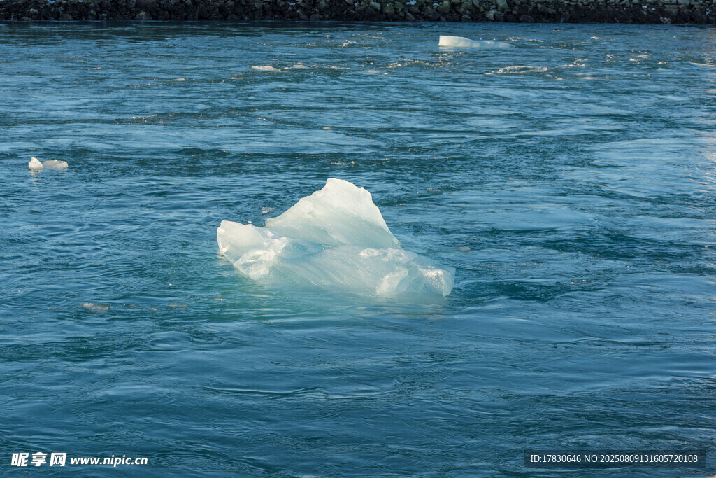 海中漂浮的孤独小冰山