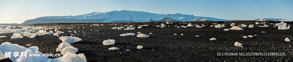 壮丽雪山下的开阔地貌