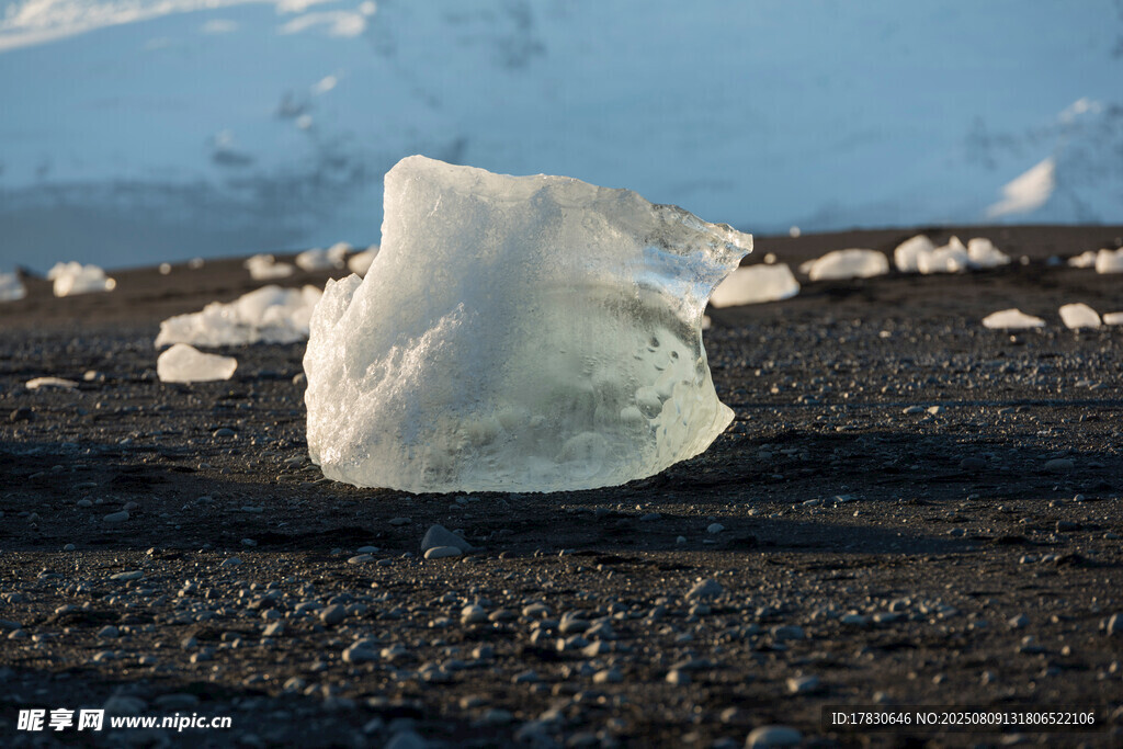 黑色地面上的孤立冰块