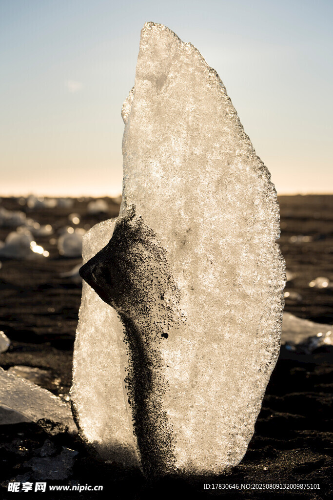 海边矗立的巨大冰块