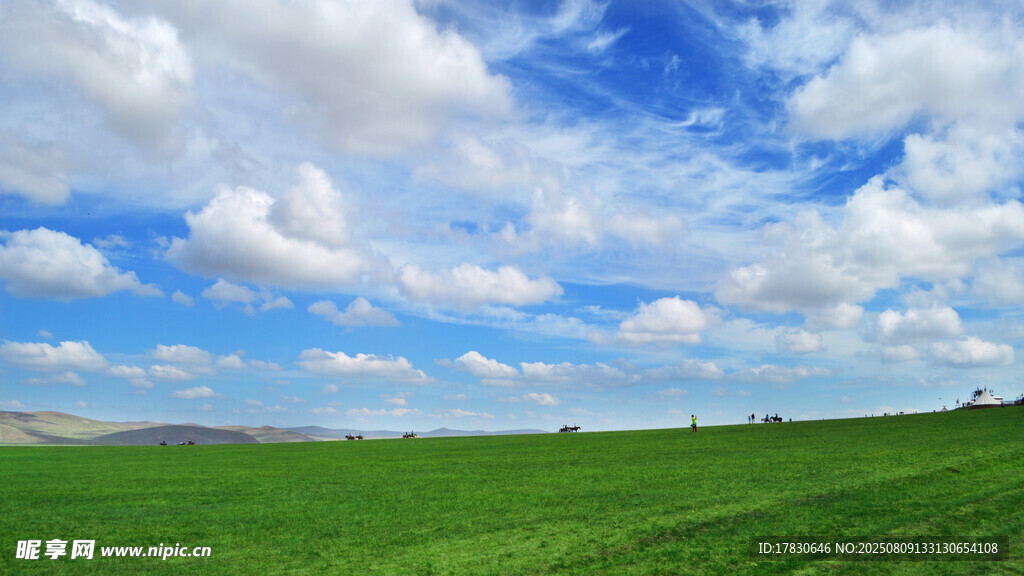 广袤草原上的蓝天白云