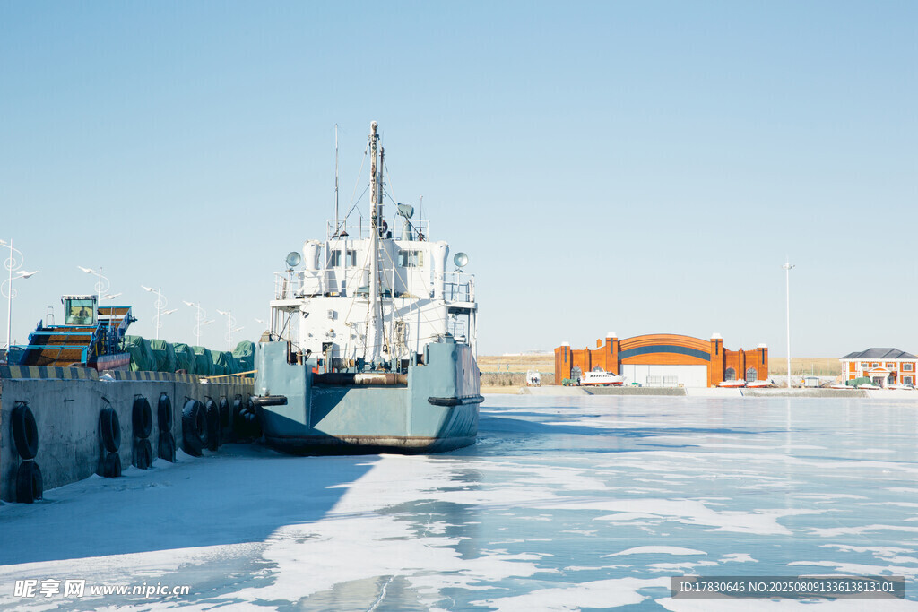 冰封港口的停泊船只
