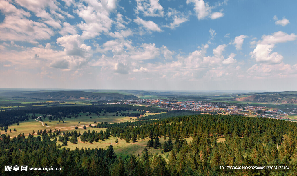 俯瞰广袤山林与开阔田野