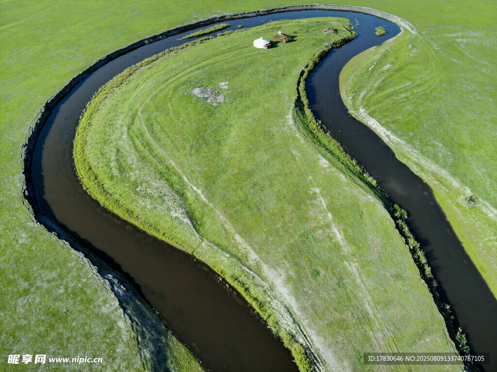 蜿蜒河流穿绿原