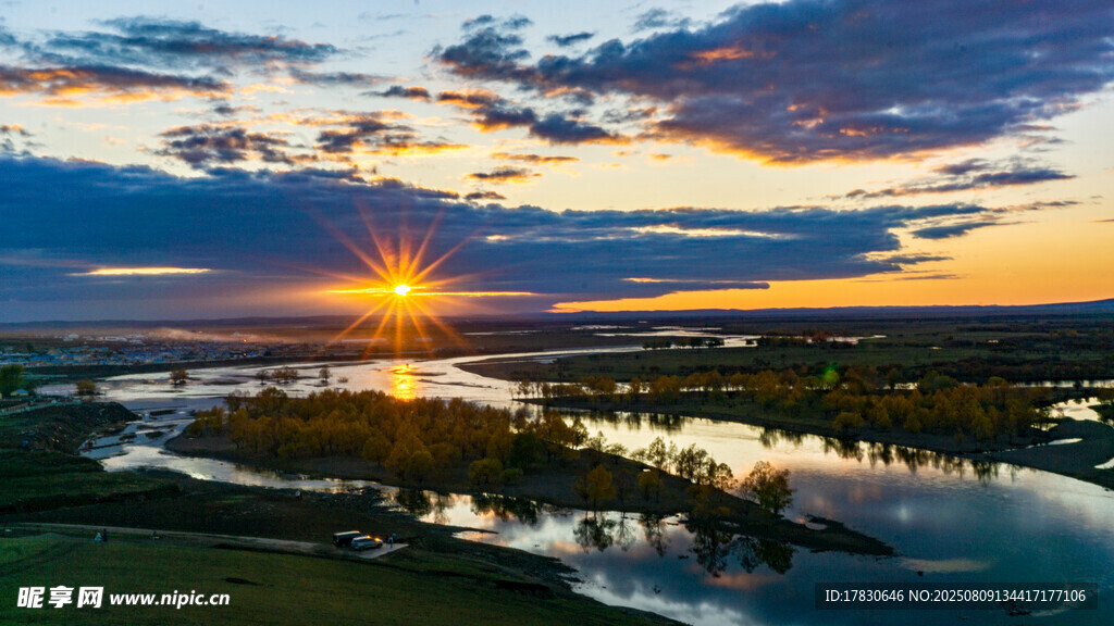 日落时分河畔壮丽美景