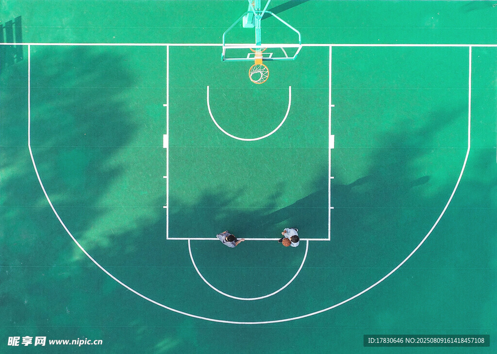 空中俯瞰的绿色篮球场