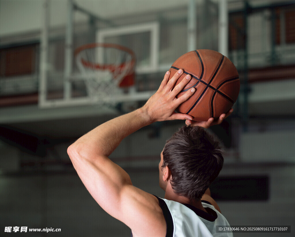 篮球运动员室内准备投篮