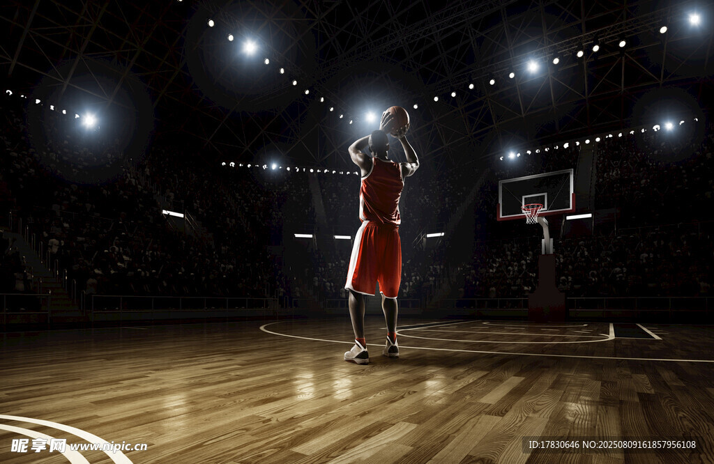 篮球运动员独自站在球场上