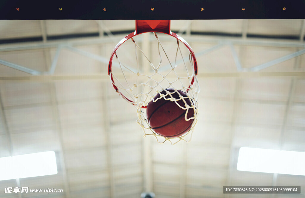 篮球入筐瞬间