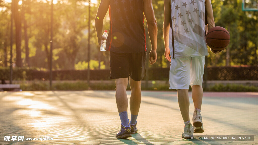 夕阳下少年结伴篮球之行