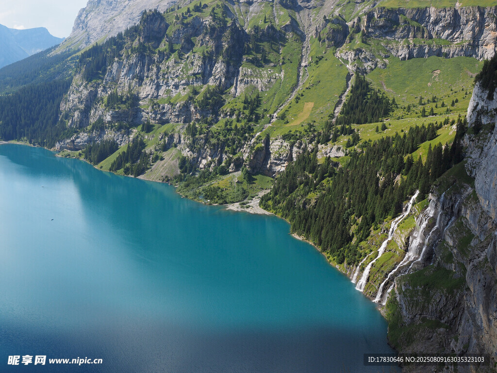 高山蓝湖绝美自然景观