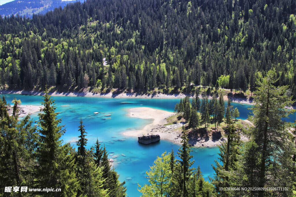 山间蓝湖与葱郁森林美景