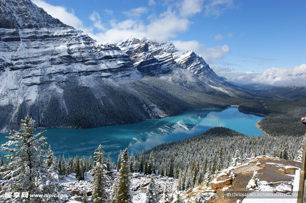 壮丽雪山下的幽蓝湖泊