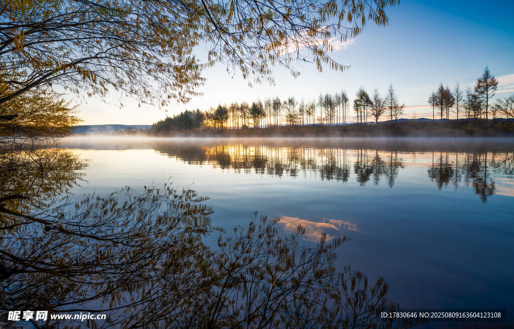 宁静湖畔晨光倒影美景