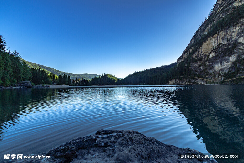 宁静湖畔的山水风光