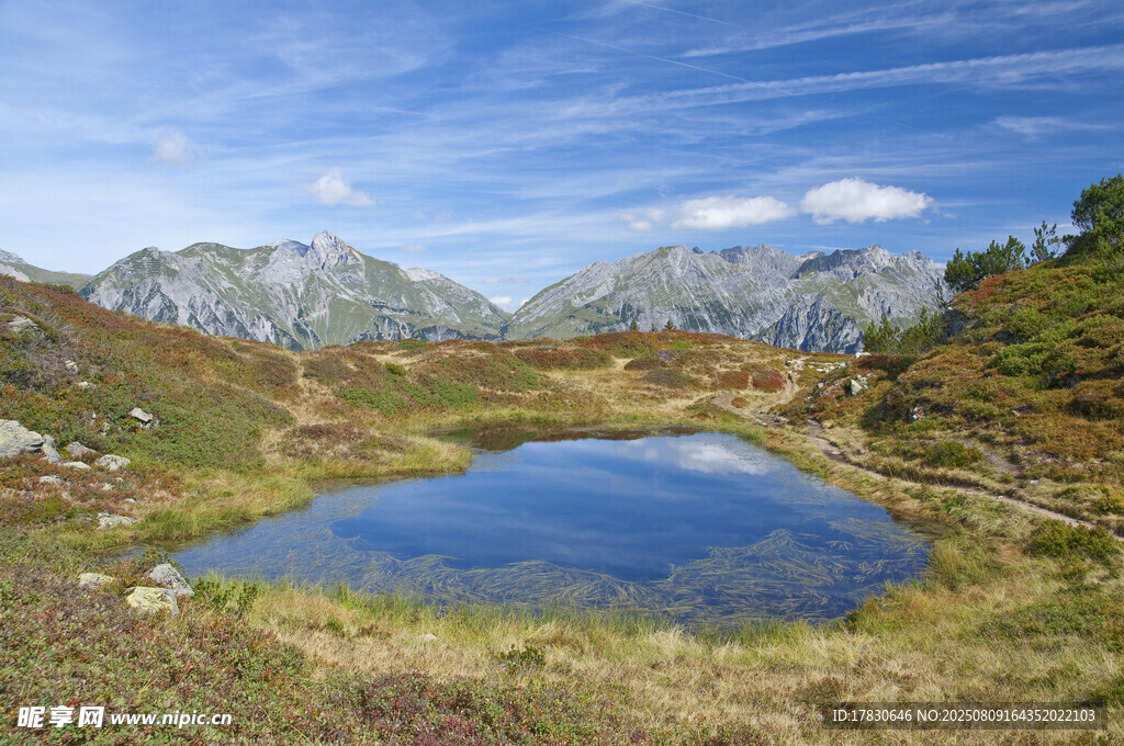 山间静谧湖景