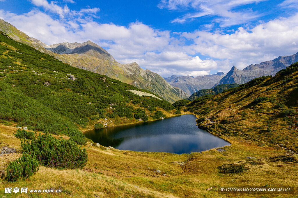 山间静谧湖泊美景
