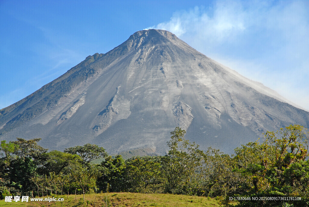 壮丽的阿雷纳尔火山景观