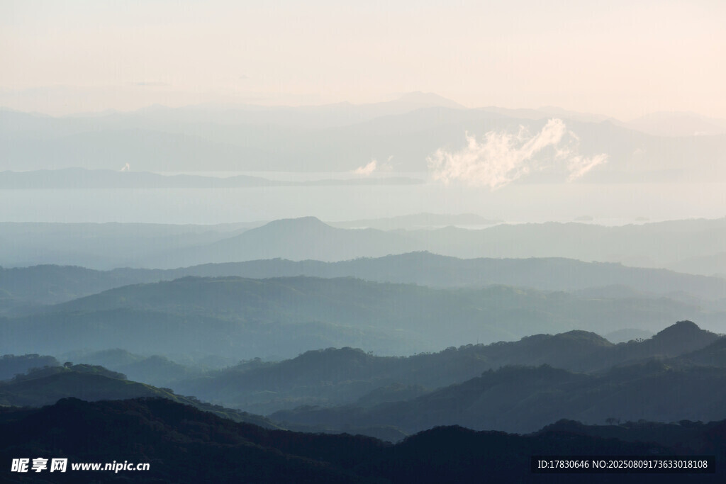 山峦云海间的壮美景色