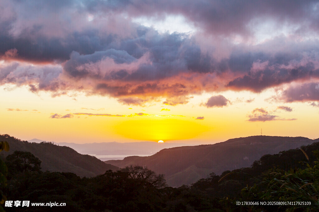 山间壮丽日落美景