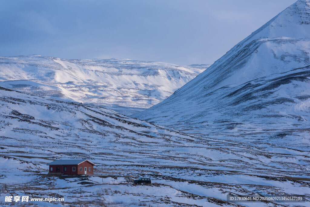 雪山中的小屋风景