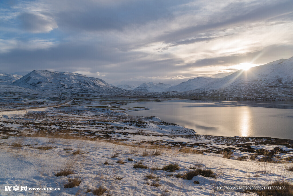 冬日雪山湖泊美景