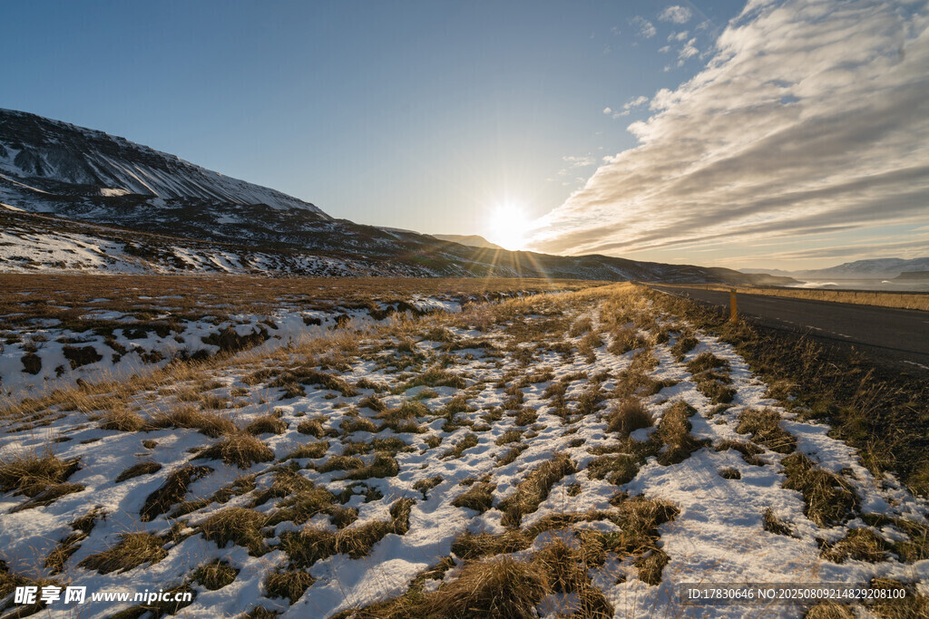 雪覆原野迎日出美景