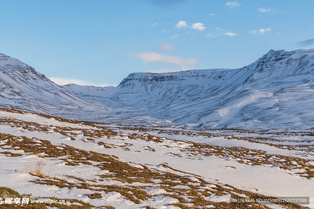 雪山旷野壮丽冬日景致