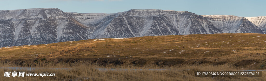 壮丽山野间的巍峨雪山