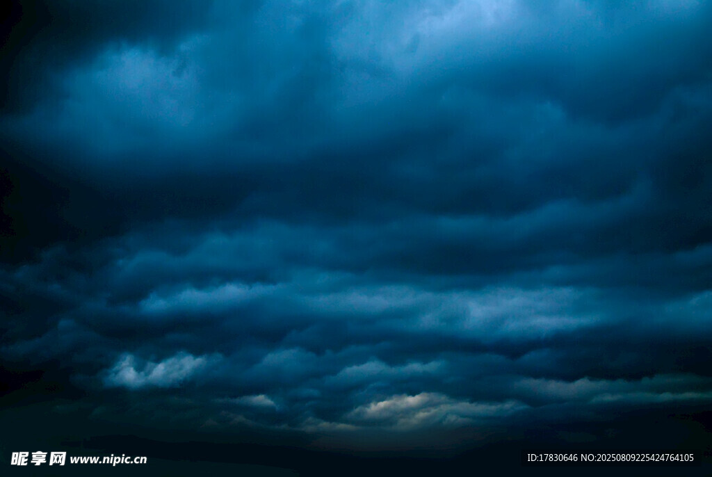 乌云密布的阴沉天空