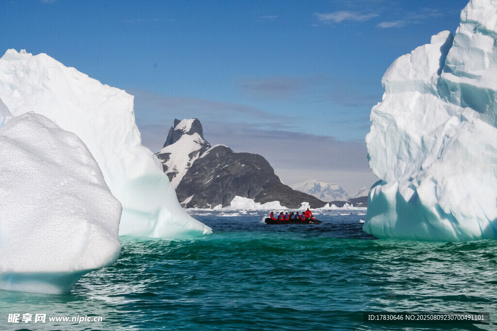 北极冰川间的探险小船