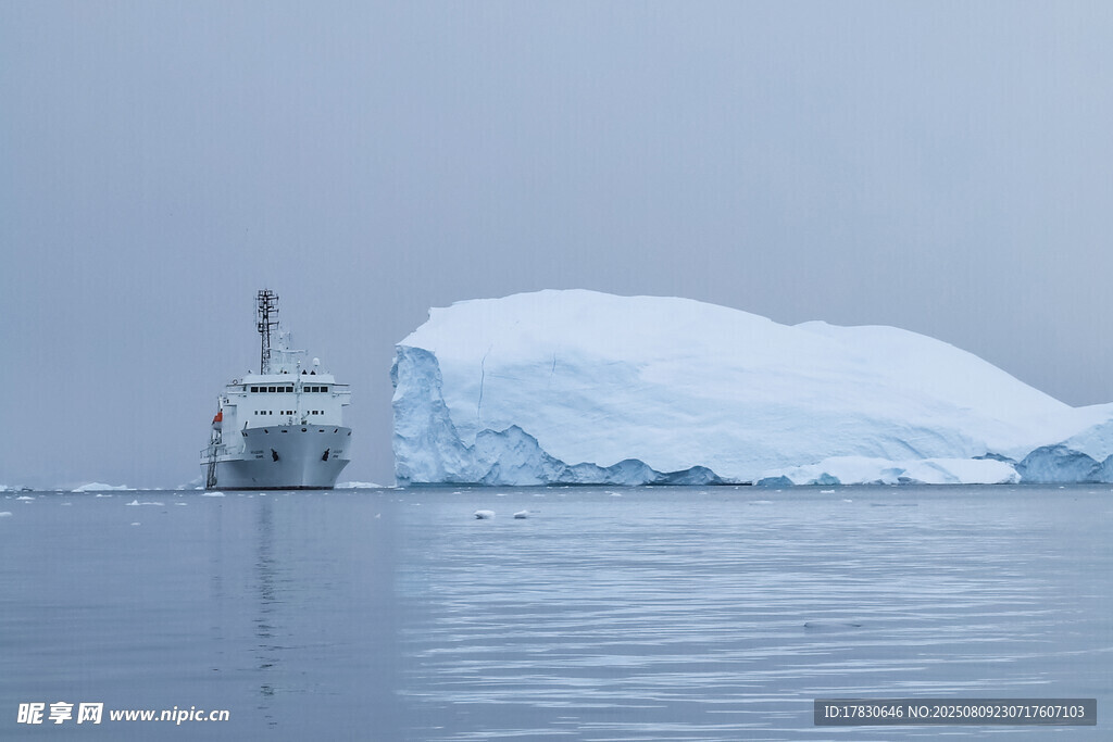 海上冰山旁的船只