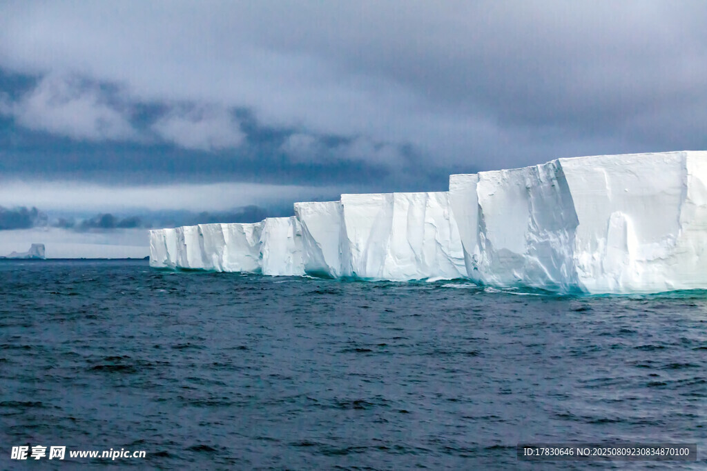 海上壮观的巨型冰山
