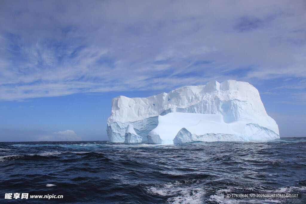 海上巨大冰山景观