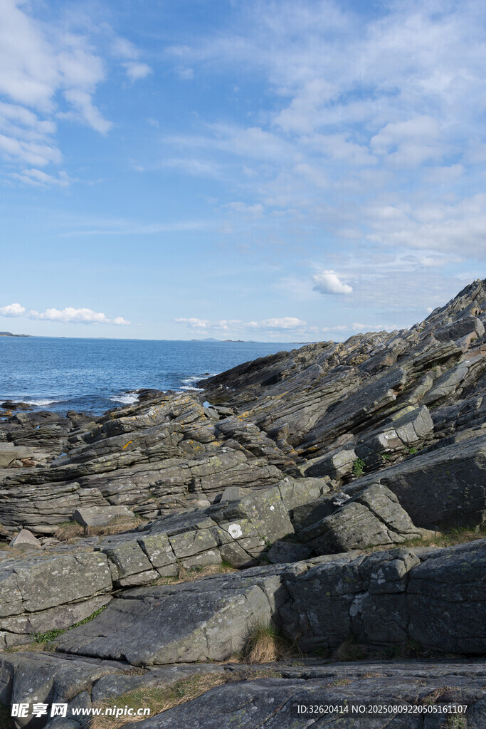 海边嶙峋岩石与蓝天海景