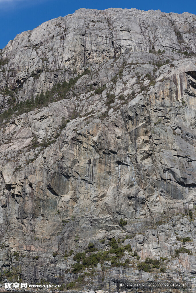巍峨嶙峋的岩石山峰