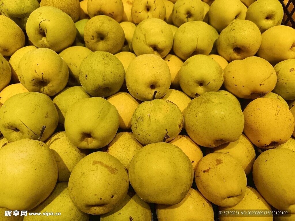 金黄饱满的梨子堆叠