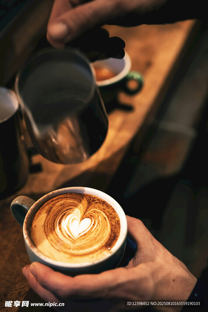 咖啡师制作精美拉花咖啡